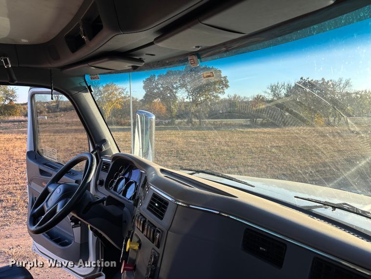 image for item DK0058 2016 Peterbilt 567 semi truck