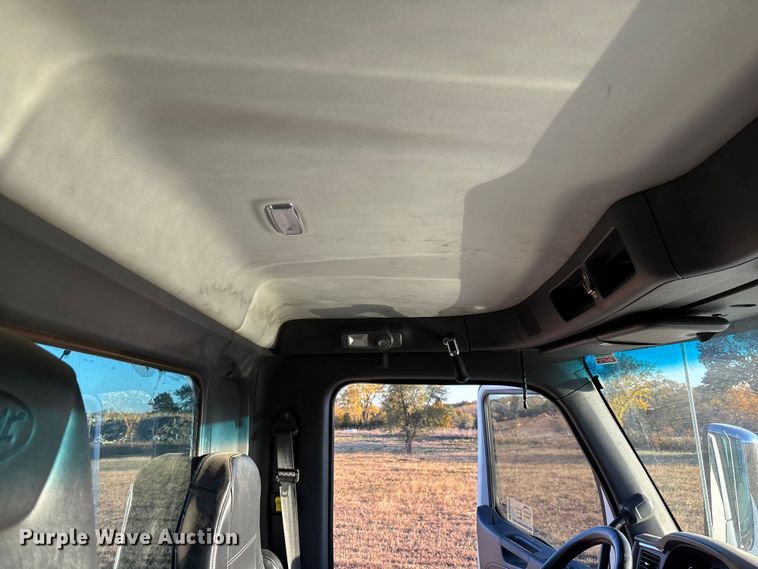 image for item DK0058 2016 Peterbilt 567 semi truck