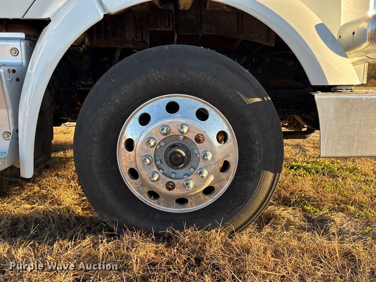 image for item DK0058 2016 Peterbilt 567 semi truck