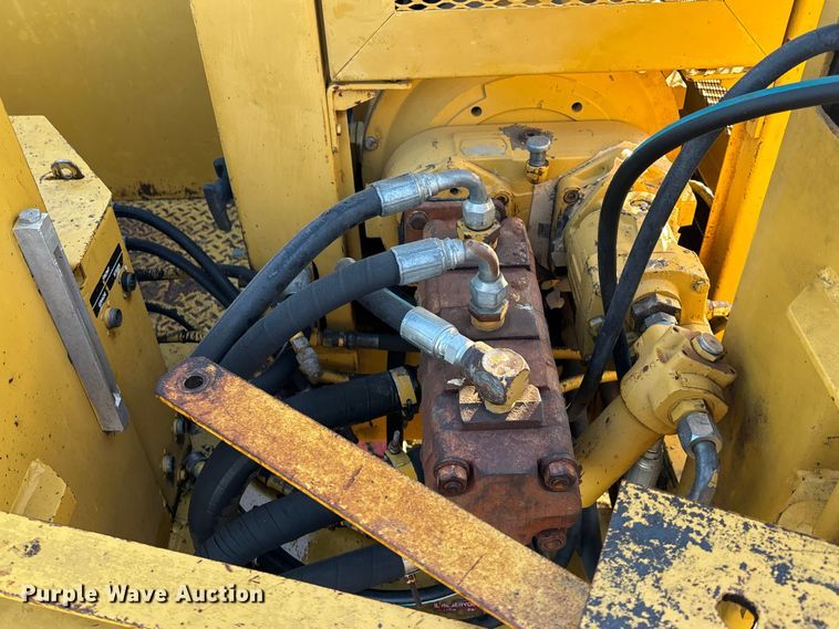 image for item DK0151 1986 Gomaco Commander II GT6200 slip form paver