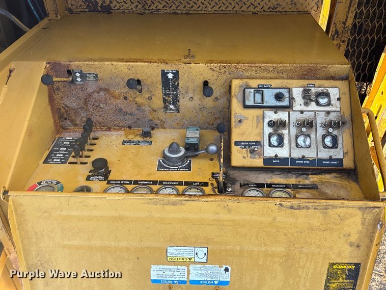 image for item DK0151 1986 Gomaco Commander II GT6200 slip form paver