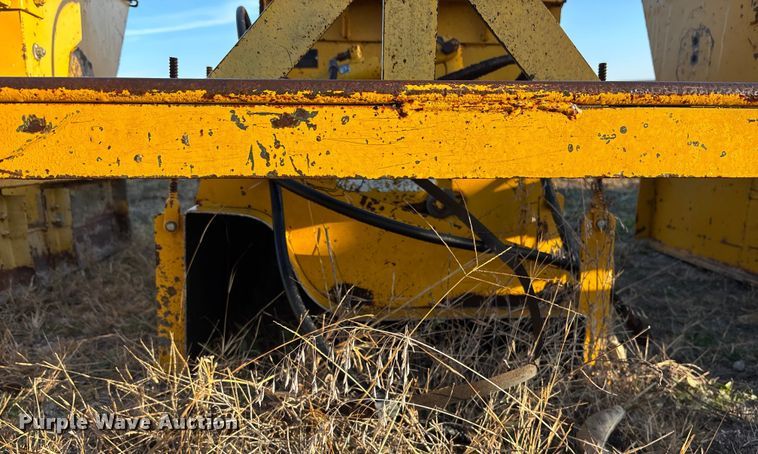 image for item DK0151 1986 Gomaco Commander II GT6200 slip form paver