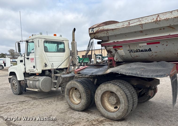 image for item DK0173 2007 Mack CHN613 semi truck