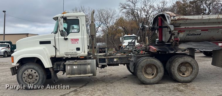 image for item DK0173 2007 Mack CHN613 semi truck