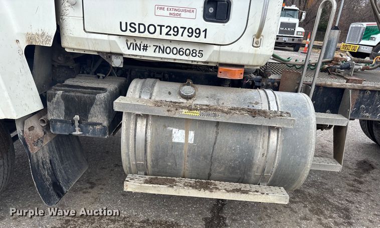 image for item DK0173 2007 Mack CHN613 semi truck