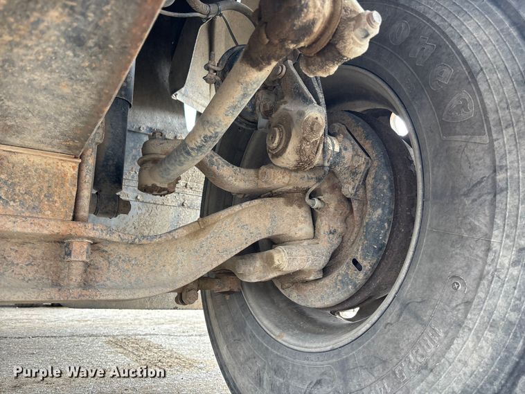 image for item DK0173 2007 Mack CHN613 semi truck