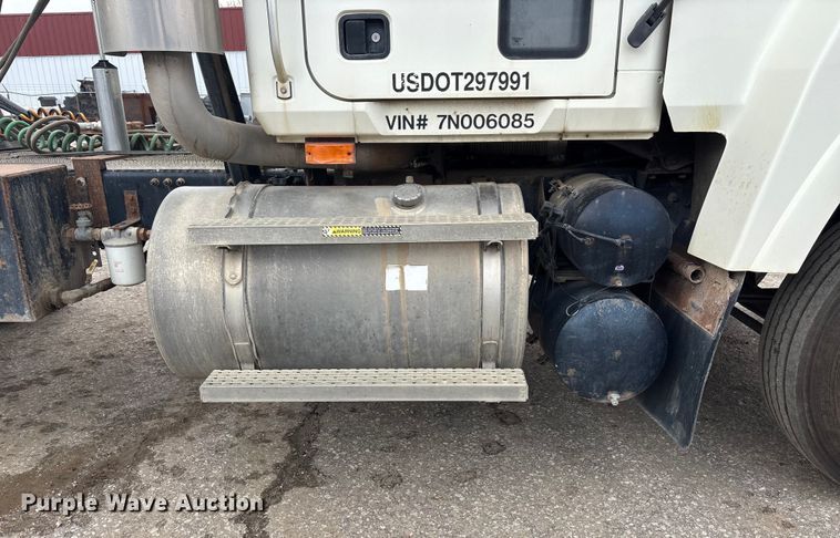 image for item DK0173 2007 Mack CHN613 semi truck