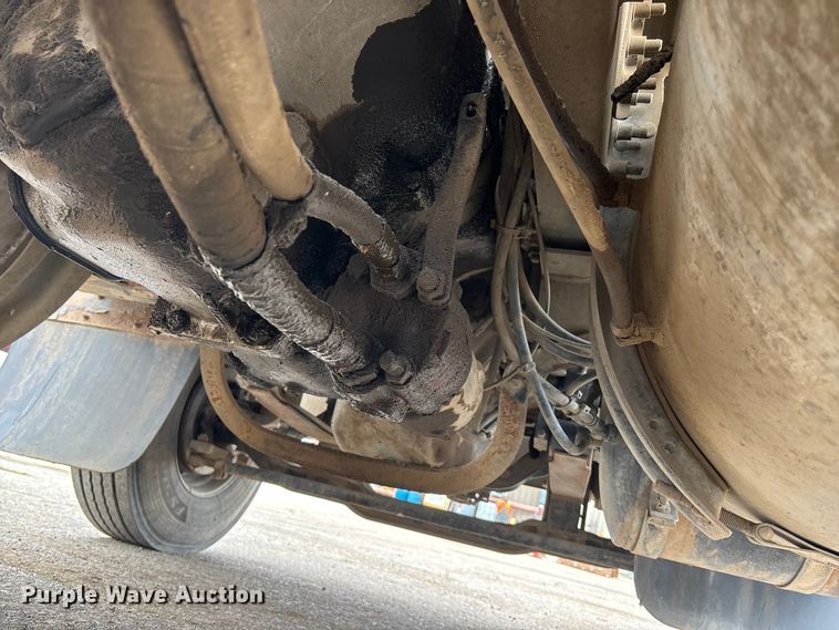 image for item DK0173 2007 Mack CHN613 semi truck