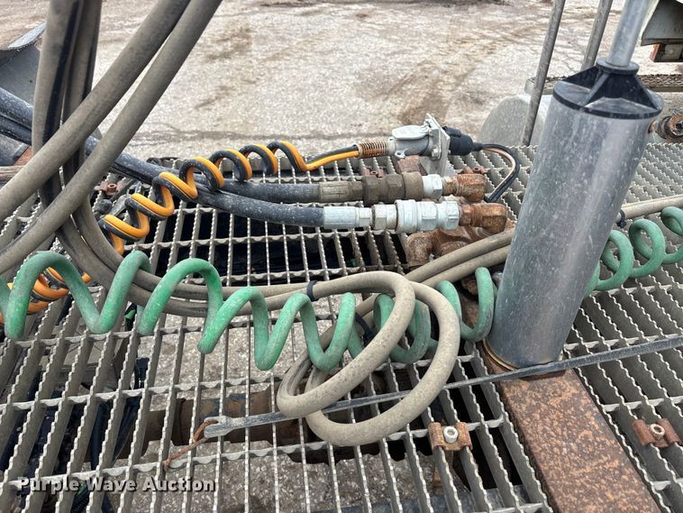 image for item DK0173 2007 Mack CHN613 semi truck