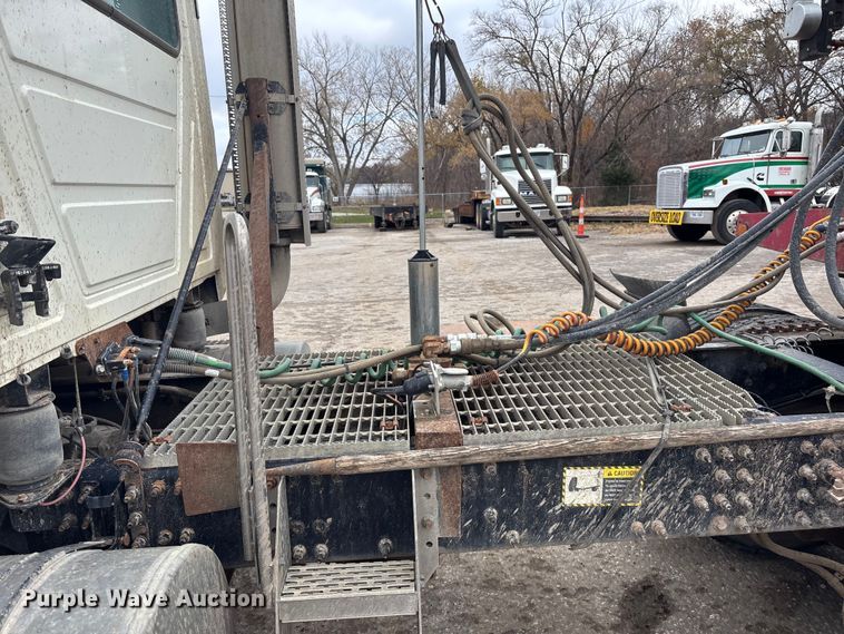 image for item DK0173 2007 Mack CHN613 semi truck