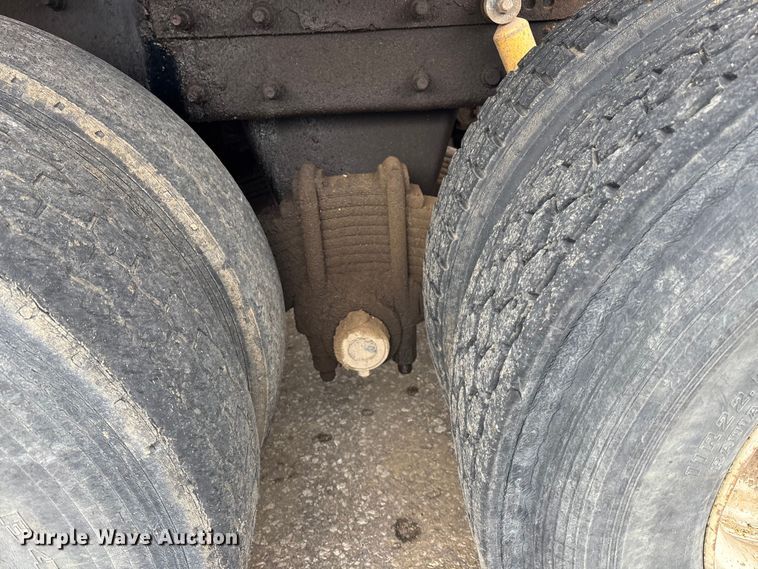 image for item DK0173 2007 Mack CHN613 semi truck