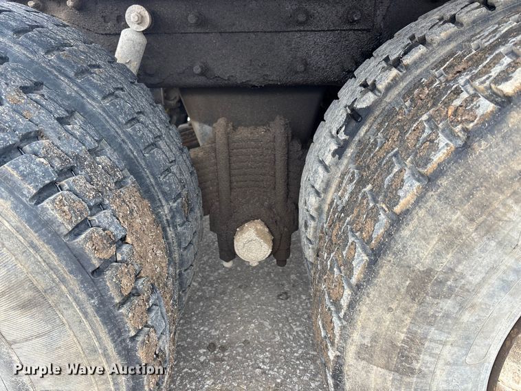 image for item DK0173 2007 Mack CHN613 semi truck