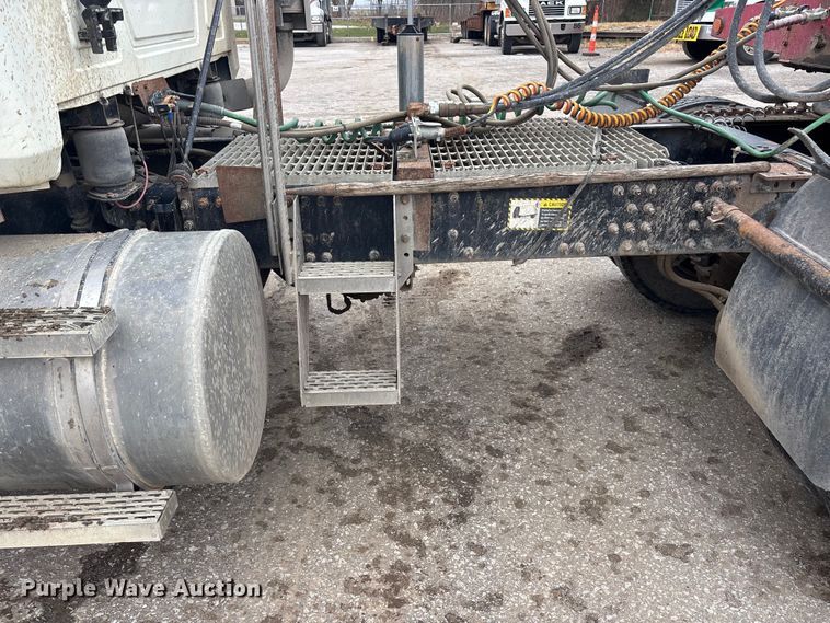 image for item DK0173 2007 Mack CHN613 semi truck