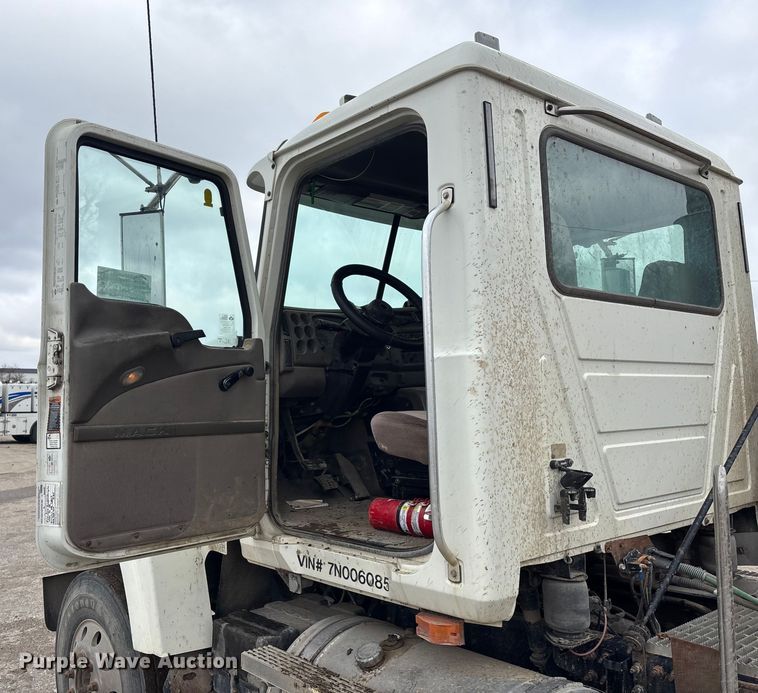 image for item DK0173 2007 Mack CHN613 semi truck