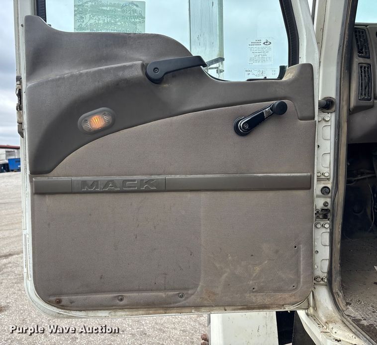 image for item DK0173 2007 Mack CHN613 semi truck