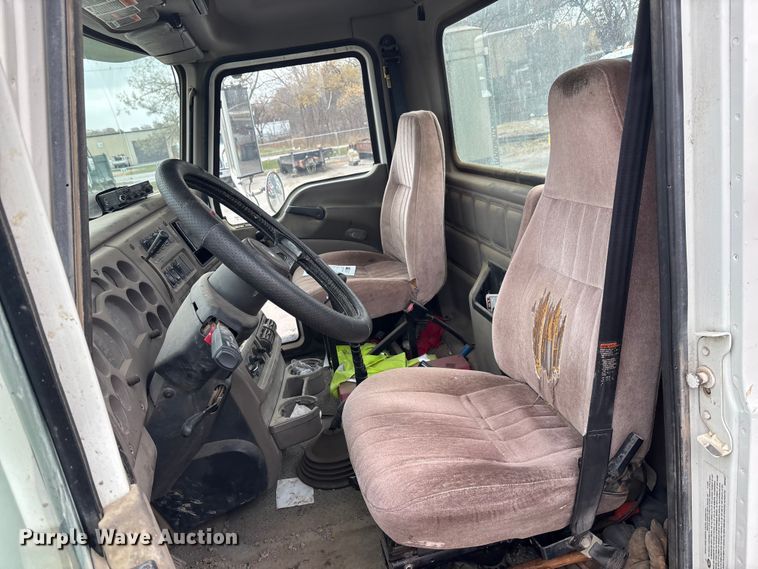 image for item DK0173 2007 Mack CHN613 semi truck