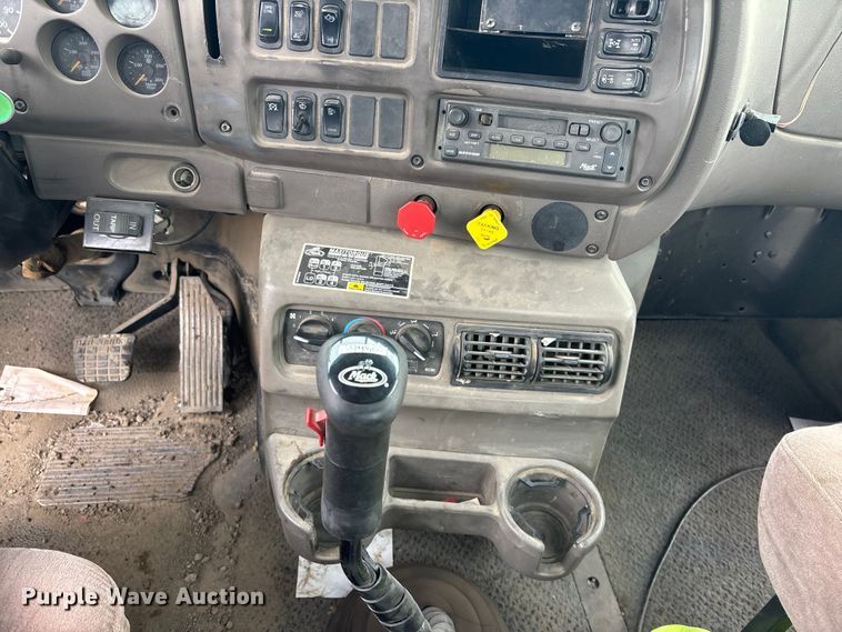 image for item DK0173 2007 Mack CHN613 semi truck