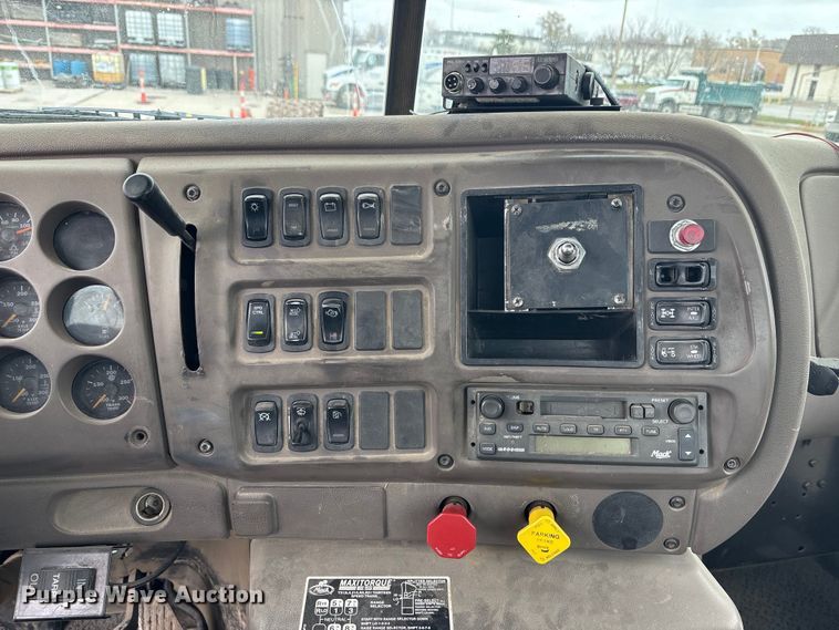 image for item DK0173 2007 Mack CHN613 semi truck