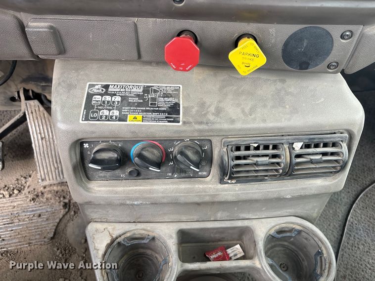 image for item DK0173 2007 Mack CHN613 semi truck