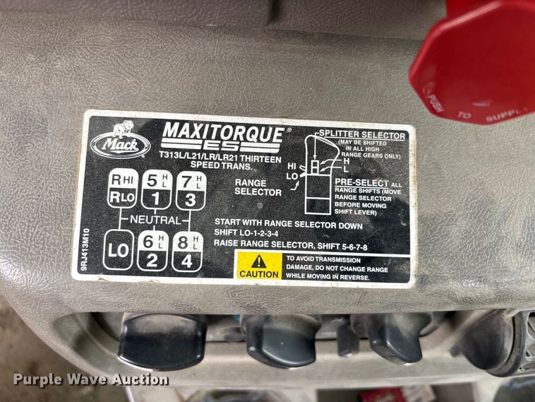 image for item DK0173 2007 Mack CHN613 semi truck