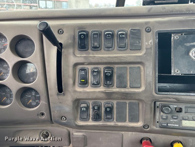 image for item DK0173 2007 Mack CHN613 semi truck