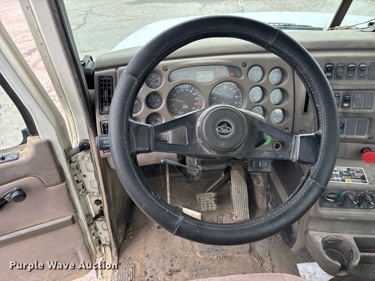 image for item DK0173 2007 Mack CHN613 semi truck