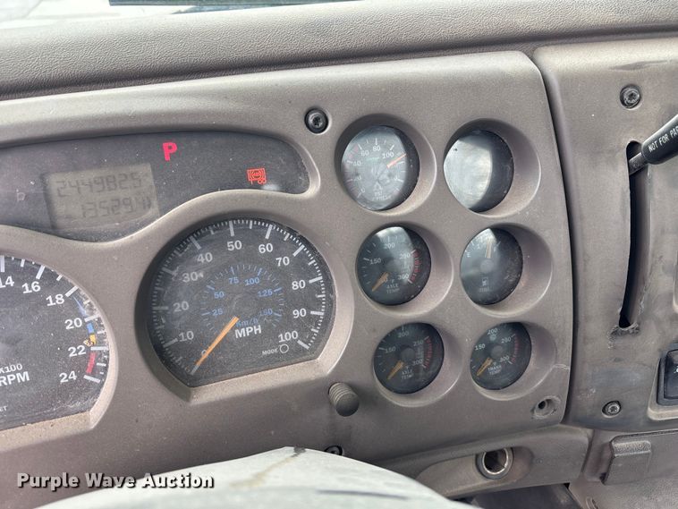 image for item DK0173 2007 Mack CHN613 semi truck