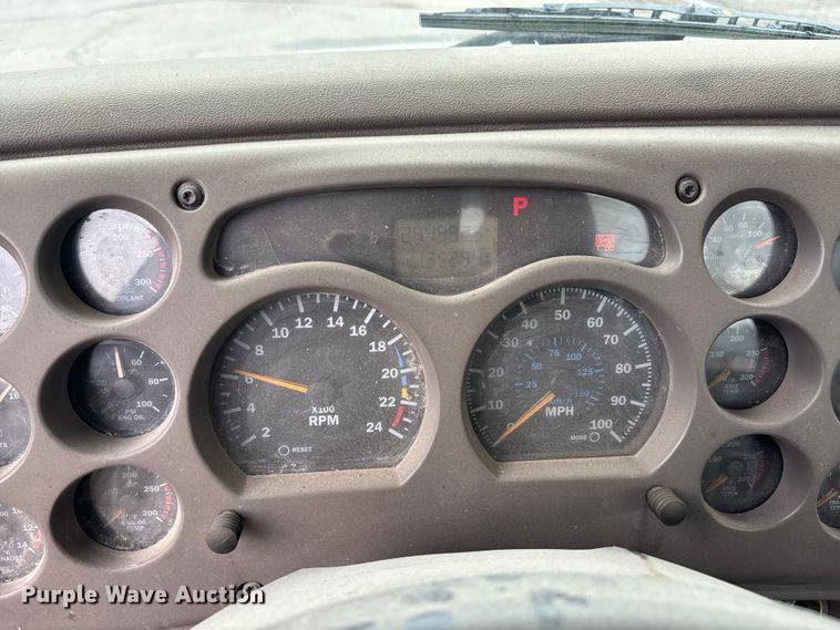 image for item DK0173 2007 Mack CHN613 semi truck