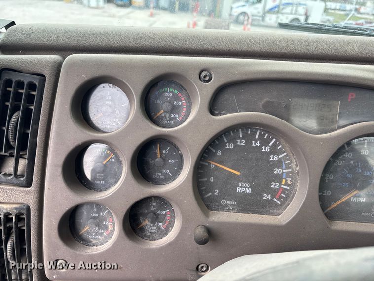 image for item DK0173 2007 Mack CHN613 semi truck