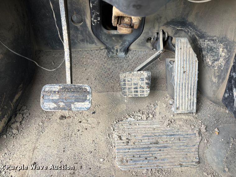 image for item DK0173 2007 Mack CHN613 semi truck