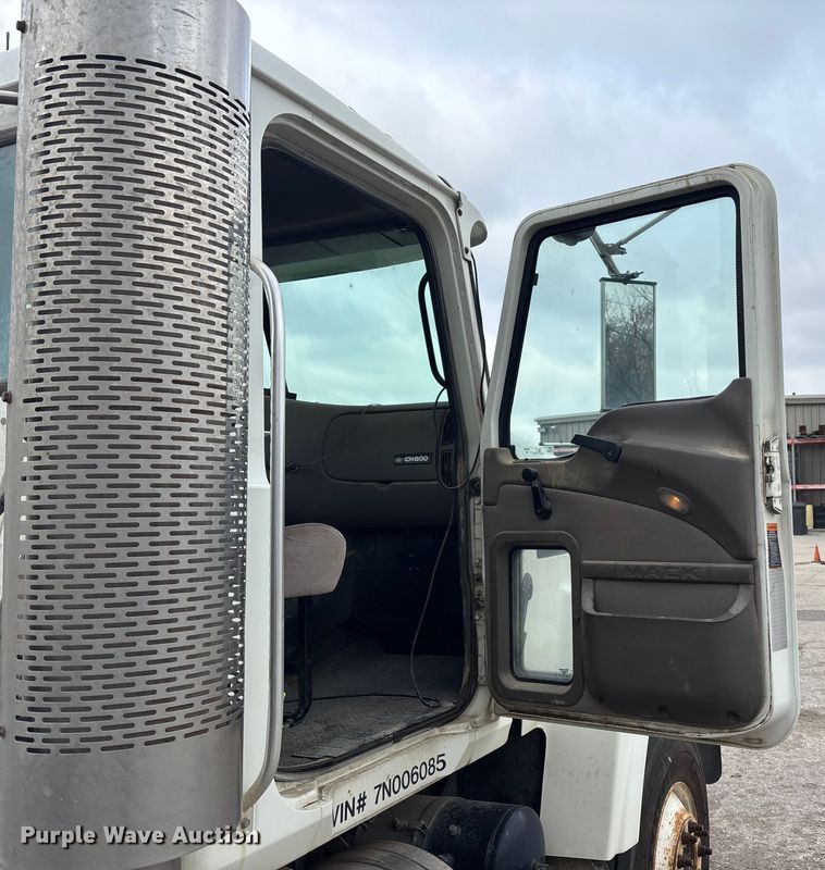 image for item DK0173 2007 Mack CHN613 semi truck