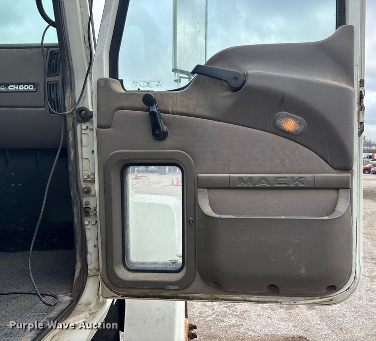 image for item DK0173 2007 Mack CHN613 semi truck