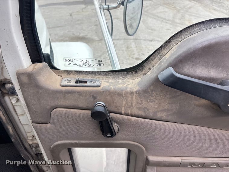 image for item DK0173 2007 Mack CHN613 semi truck