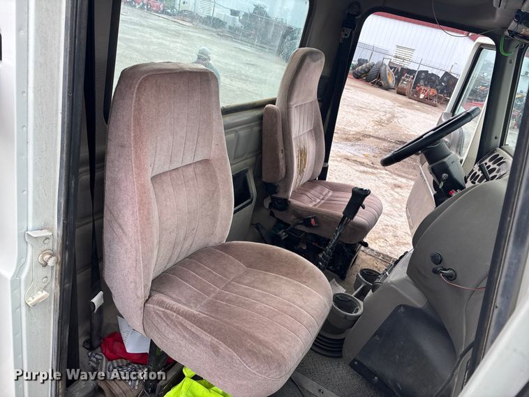 image for item DK0173 2007 Mack CHN613 semi truck