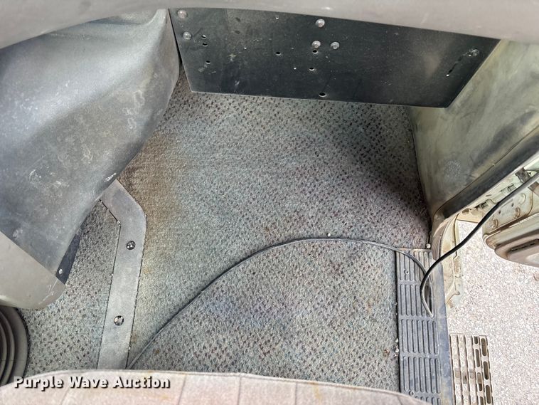 image for item DK0173 2007 Mack CHN613 semi truck