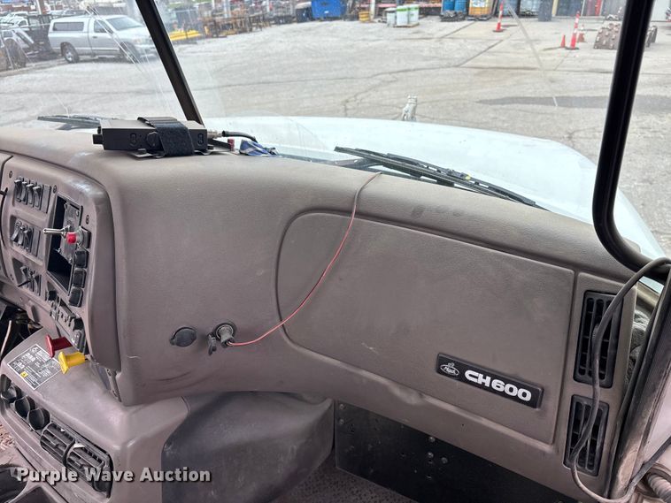 image for item DK0173 2007 Mack CHN613 semi truck