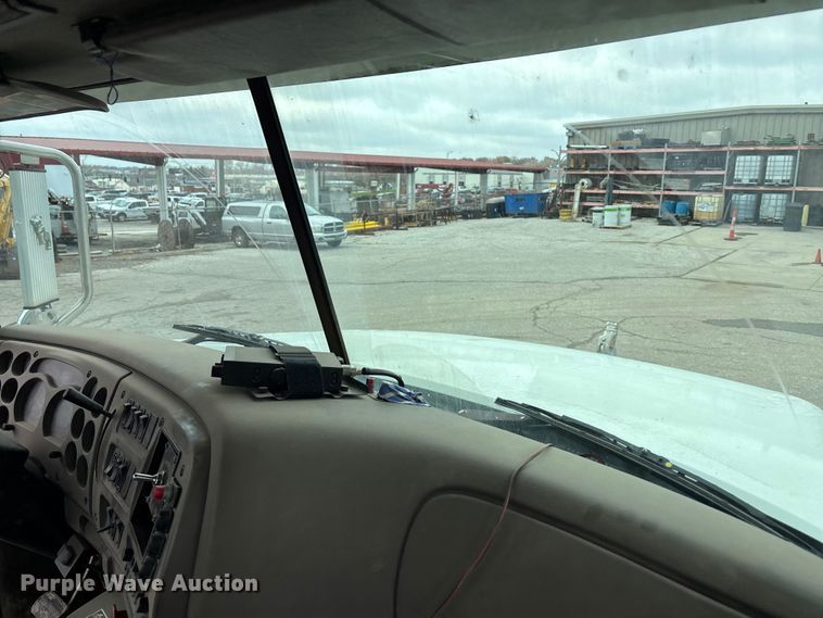 image for item DK0173 2007 Mack CHN613 semi truck