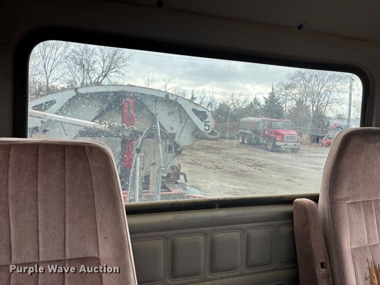 image for item DK0173 2007 Mack CHN613 semi truck