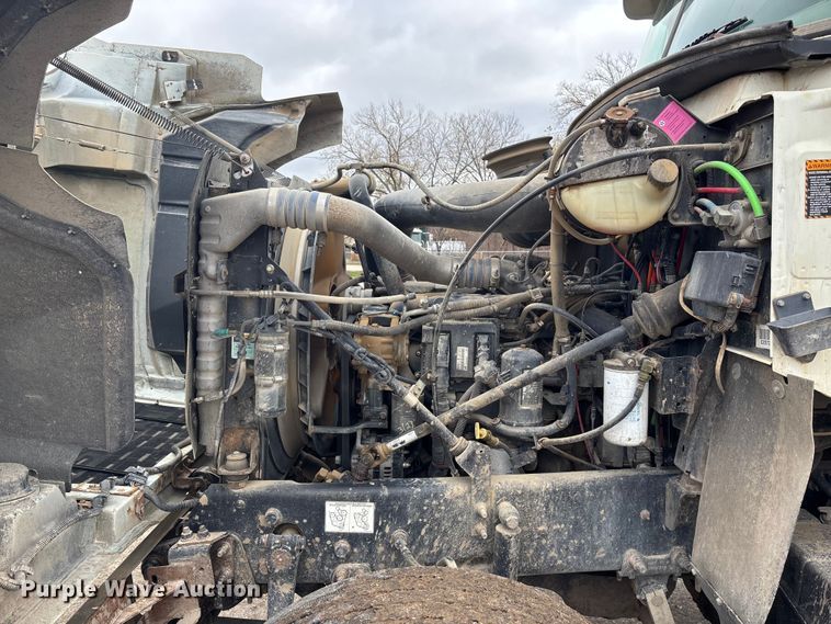 image for item DK0173 2007 Mack CHN613 semi truck