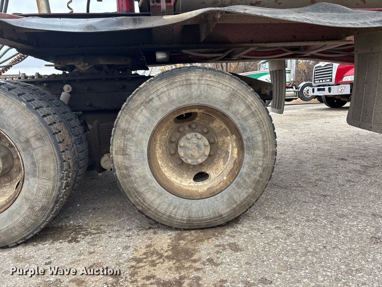 image for item DK0173 2007 Mack CHN613 semi truck