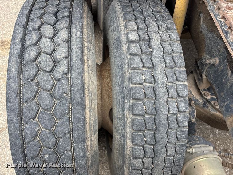 image for item DK0173 2007 Mack CHN613 semi truck