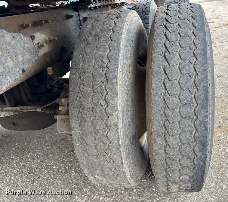 image for item DK0173 2007 Mack CHN613 semi truck