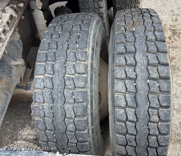 image for item DK0173 2007 Mack CHN613 semi truck