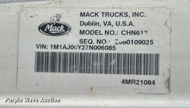 image for item DK0173 2007 Mack CHN613 semi truck