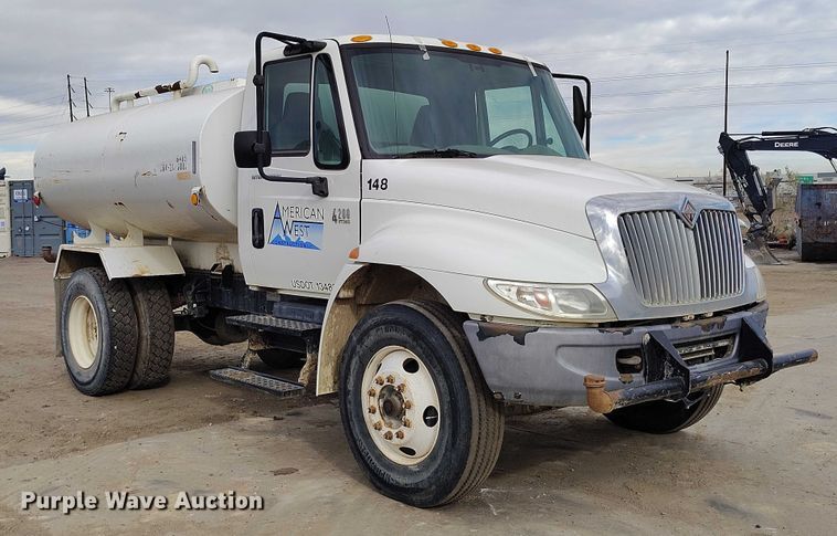 image for item DP5151 2006 International 4200 water truck