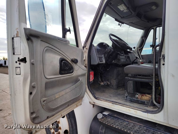 image for item DP5151 2006 International 4200 water truck