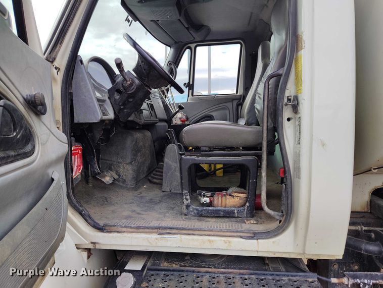 image for item DP5151 2006 International 4200 water truck