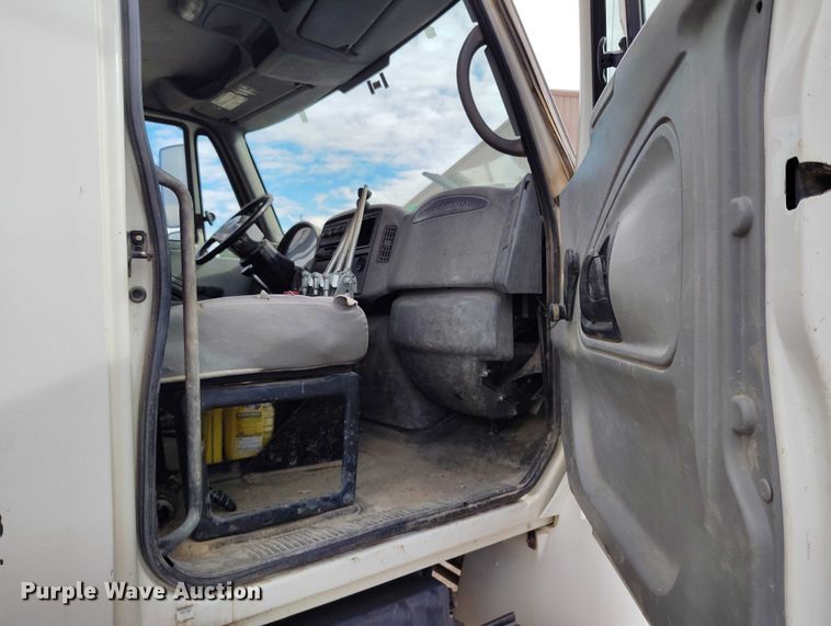 image for item DP5151 2006 International 4200 water truck