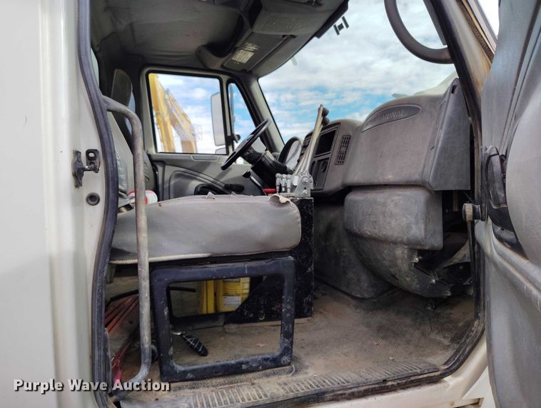 image for item DP5151 2006 International 4200 water truck