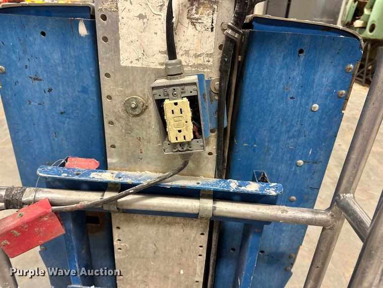 image for item DQ7743 2012 Genie GR20 vertical lift